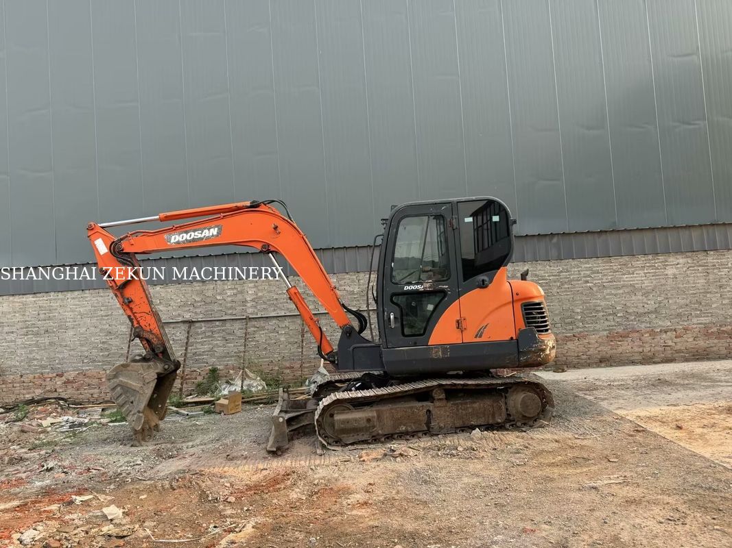 Εκσκαφέας Doosan DX60 Πρότυπο Εκπομπών Tier 3 Μέγιστη Εμβέλεια στο Επίπεδο του Εδάφους 100 χιλ. και Απόδοση