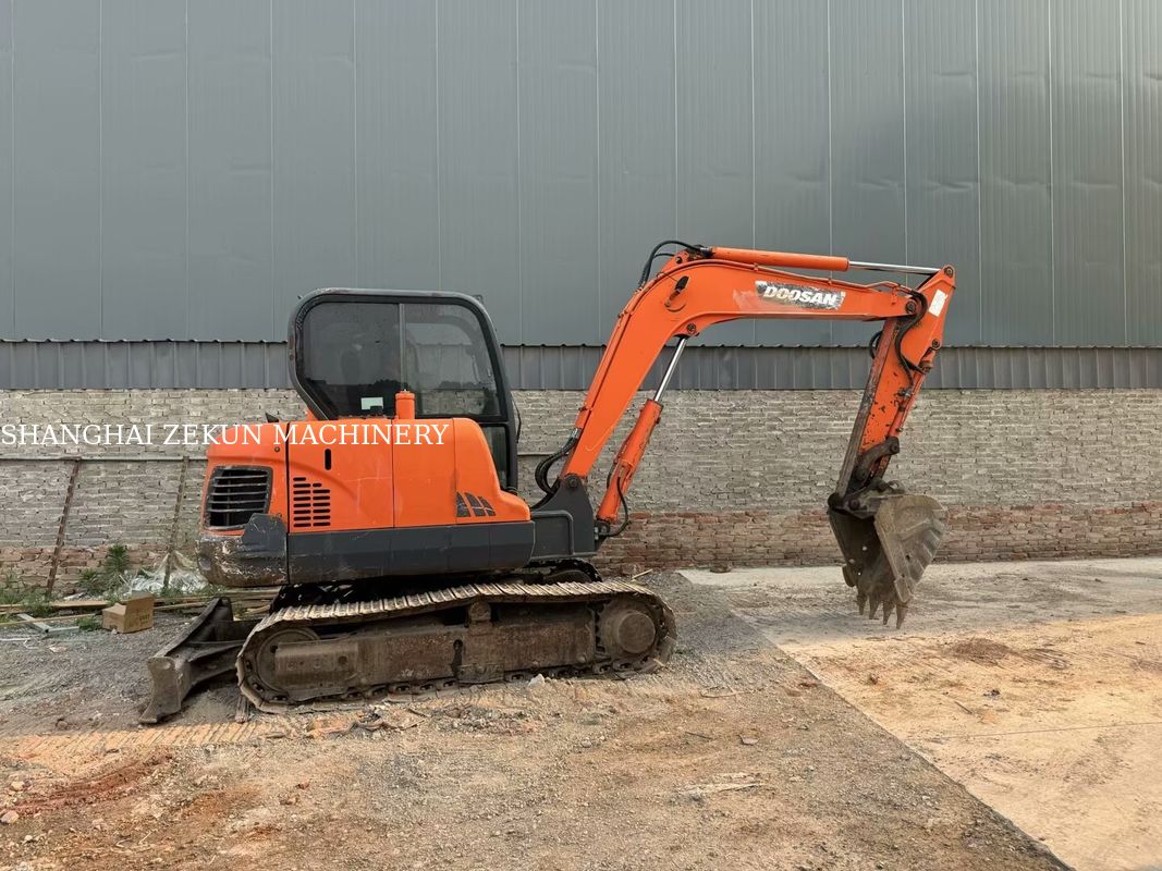 Εκσκαφέας Doosan DX60 Πρότυπο Εκπομπών Tier 3 Μέγιστη Εμβέλεια στο Επίπεδο του Εδάφους 100 χιλ. και Απόδοση