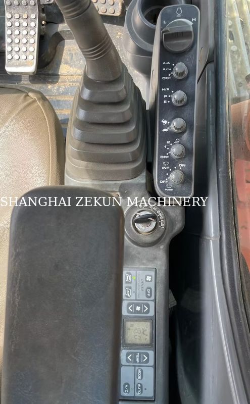 Η Hitachi ZX120-6 χρησιμοποιείται με μήκος βραχίονα 2,5 μέτρων και μέγιστο ύψος απορρίψεως 210 mm 11158hrs